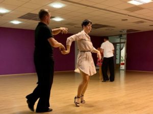 Read more about the article Začetni tečaj družabnega plesa